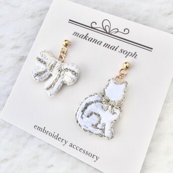 〈“ほどけない”想いをそっと耳元に〉猫とリボン　ピアス／イヤリング　サージカルステンレス　金属アレルギー対応　ホワイト