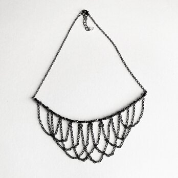 黒いレイヤードチェーンネックレス