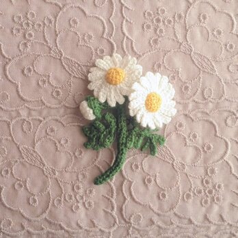 かぎ針で編んだブローチ　可愛いコサージュ　カモミールみたいなお花　3