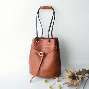 《革の魅力》斜め掛けもできる・軽くて大人の２wayきんちゃくバッグ（茶色・裏地付き）