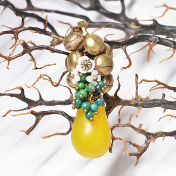 レモンイエローウエディングビーズとたわわな鈴＆クリソコラ、白蝶貝の小花のペンダントトップ