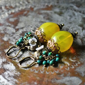 レモンイエローエチオピアンチェリーとたわわなクリソコラ、白蝶貝の小花、民族鈴のピアス