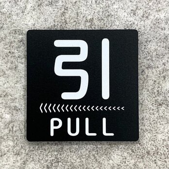 【送料無料】PULL 引サインブラックプレート［矢印左向き］正方形 ブラックカラー ドアサイン プル 引き扉 玄関