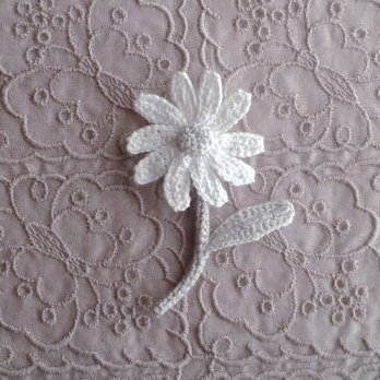 かぎ針で編んだブローチ　可愛いコサージュ　デイジーみたいな一輪のお花　ライトグレー　刺繍糸２本どり