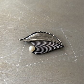 Vintage 80s-90s retro botanical leaf pearth brooch
