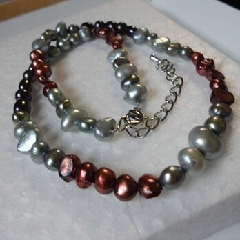 ダークカラーなパールネックレス