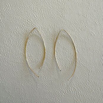 ゴールドワイヤーのラウンドピアス