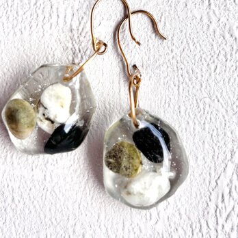 自然の恵み✴︎石を包み込んだレジンピアス