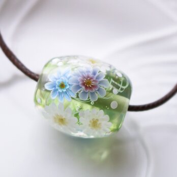 ガーベラのとんぼ玉（ガラス玉）泡入り/グリーン