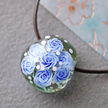 ブルーローズのとんぼ玉ガラスペンダント