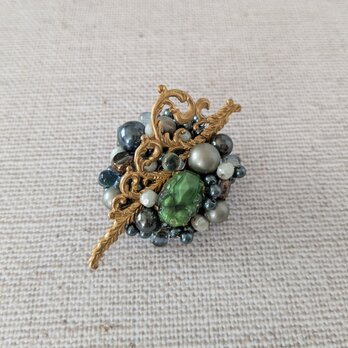 アールヌーヴォー調ゴールドパーツのクラシカルブローチ（K1240)