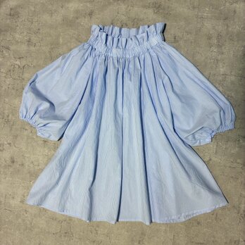 ブルーのストライプたっぷりなお袖と襟フリル