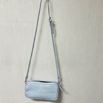 水色のクロコ型押し山羊革ファスナー横長ショルダーバック