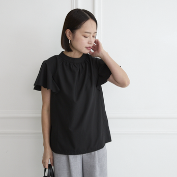 【洗濯できる】大人のフリル袖 シワになりにくいブラウス　ブラック 0454BK