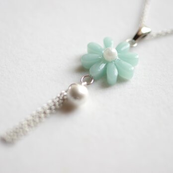 レジンアート　お花とコットンパールとフリンジのペンダント〈歌声遠く〉