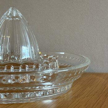 フランスの古いクラシカルな佇まいが美しいガラス製のシトラスジューサー