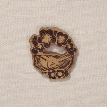 木のブローチ　梅とウグイスの焼き絵