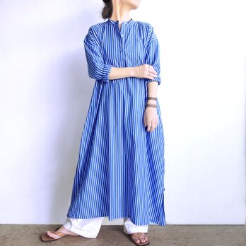 スタンドカラーロングワンピース（ストライプ青地×ホワイト）