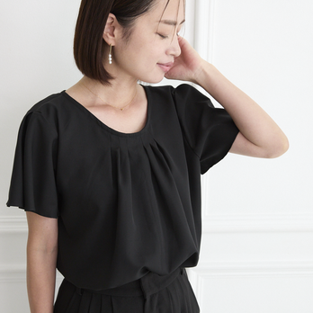 上品な光沢感＋シワになりにくい フリルショートスリーブ ブラウス　ブラック　0653BK
