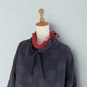 ドローストリング襟のネイビードットピりオーバーとミニマフラー