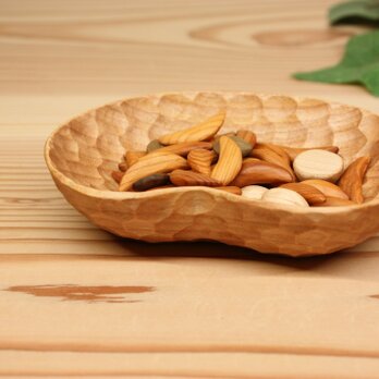 手彫りで仕上げたナッツ皿　水目桜(カバノキ科) 再販