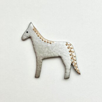 馬のブローチ (木の実/シルバー)