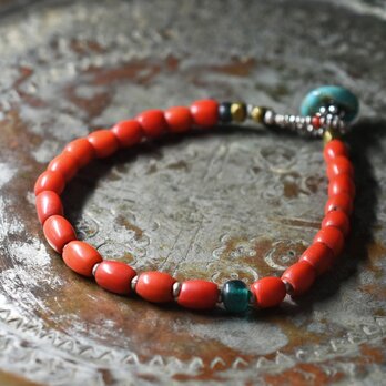 ナガ族グラスコーラルビーズ、ルーグリーンビーズ、oldオリッサブラスのブレス（ターコイズビーズ留め金）