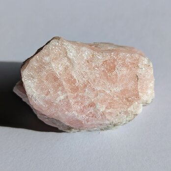 『ナイジェリア産のモルガナイト（＋クンツァイト、レピドライト、アクアマリンが共生している鉱物の一部です。）』