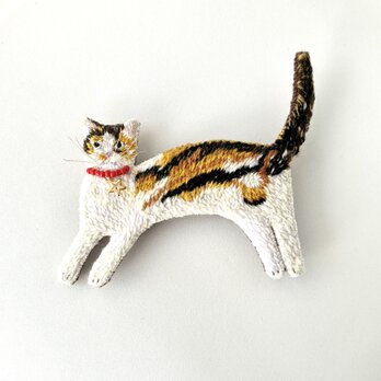 "mikeko" なーにー？わたしを呼んだ？　あたたかみのあるウール糸を使った三毛猫さん手刺繍ブローチ