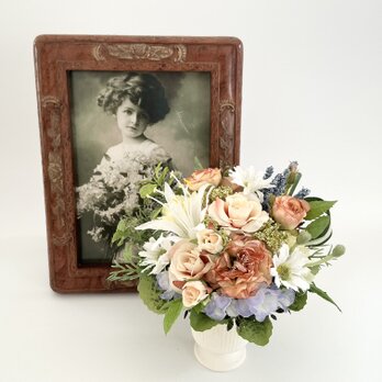 優しい色のフラワーアレンジメント   Mサイズ　（造花、（造花、母の日、敬老の日、お供え、お祝い）