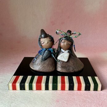 陶器☆寄り添うちいさな雛飾り（木製台座付）☆