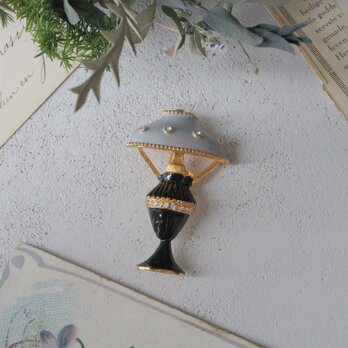 パリのランプのブローチ