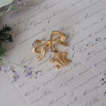 ゴールドのリボンと羽のブローチ