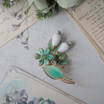 オーストリアのエナメルとミルクガラスのブローチ