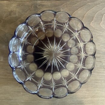 紫色のガラス皿