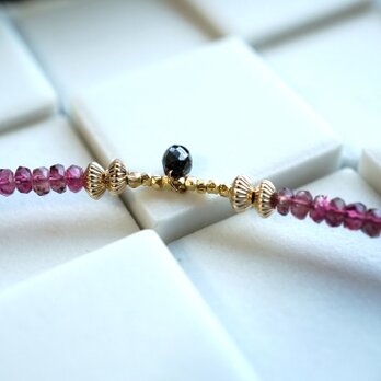ブラックダイヤモンドを下げたピンクトルマリンの春色ネックレス