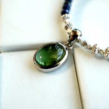 グリーントルマリンを1石下げたサファイアのネックレス