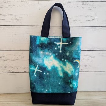 深いエメラルドグリーンの星空がおしゃれな小さめ縦長バッグ