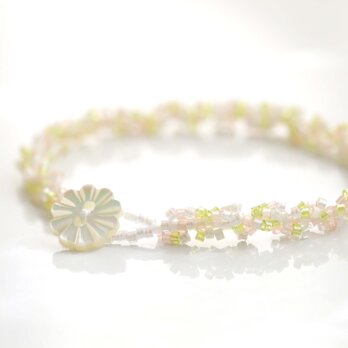きらめくビーズのブレスレット / 若葉と春の小花たち