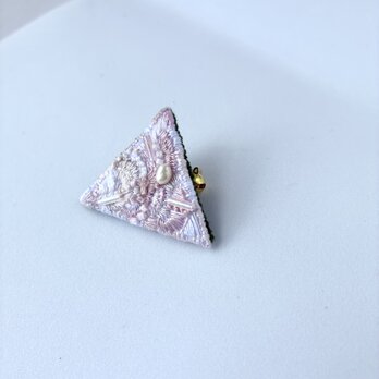 "haruka!"  春香　春色ブローチ　淡く優しい春のサクラ色　手刺繍　三角刺繍ブローチ