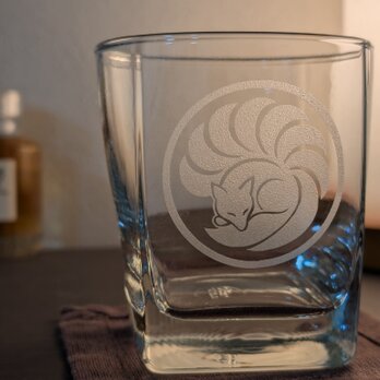 丸に眠り九尾狐　家紋風和グラス