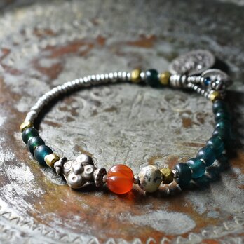 oldヒマーチャルシルバー＆oldインドシルバー、蜜柑カーネリアン、銀化ビーズ、ブルーグリーンビーズのブレス
