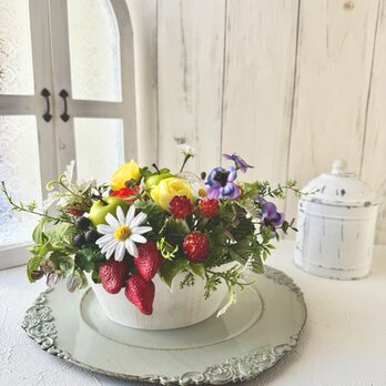春の花とフルーツのガーデンアレンジ