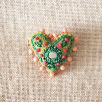 ちっちゃなハートのミラー刺繍ブローチ　②