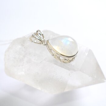 ブルーシラーと虹色の輝きが美しいレインボームーンストーンのシルバーネックレ　シルバー925　シルバーアクセサリー　1点物