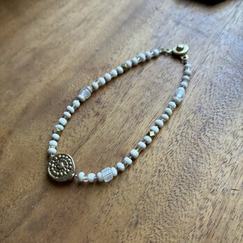 ＊古のブレス。@インドの真鍮モチーフビーズ＋ジャワのシードビーズ＋ベネチアの古いシードビーズ＋デッドストックビーズなど