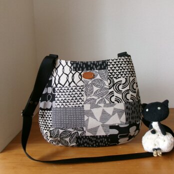 パッチワーク柄綿麻生地のおにぎり型ショルダーバッグ