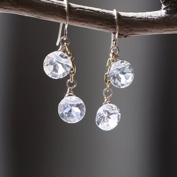 宝石質ホワイトトパーズの揺れるピアス／イヤリング｜透明感 天然石 ゴールド 11月誕生石 — Quiet luxury —