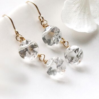 宝石質ホワイトトパーズの揺れるピアス／イヤリング｜透明感 天然石 ゴールド 11月誕生石 — Quiet luxury —