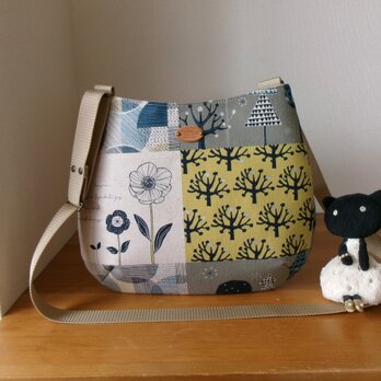 パッチワーク柄綿麻生地のおにぎり型ショルダーバッグ（お花）